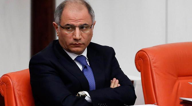 Efkan Ala istifa etti