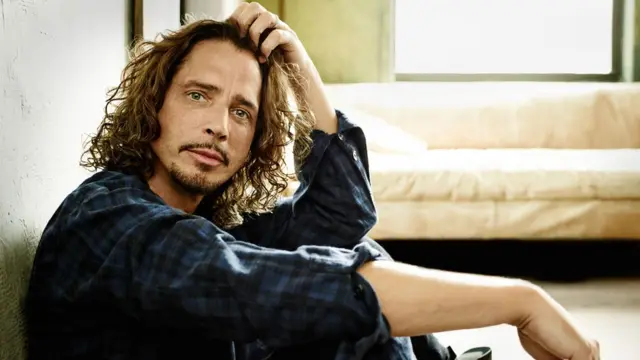 Chris Cornell kendisini asarak intihar etti
