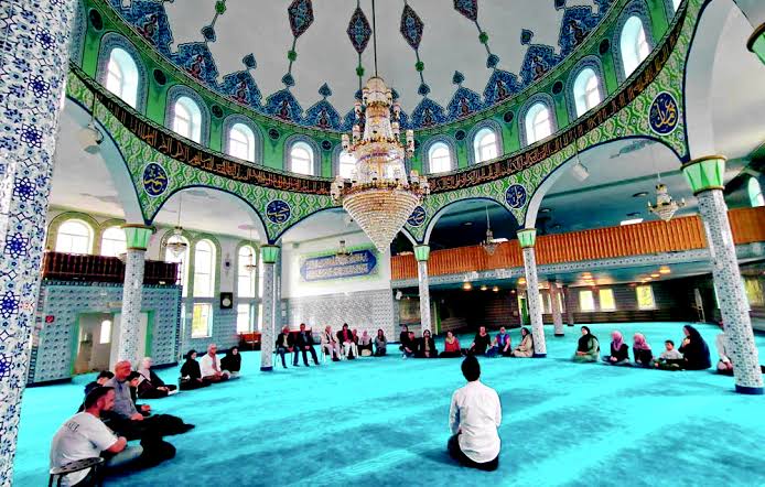Almanya'nın kadın imamlı "liberal" camisi Berlin'de açıldı