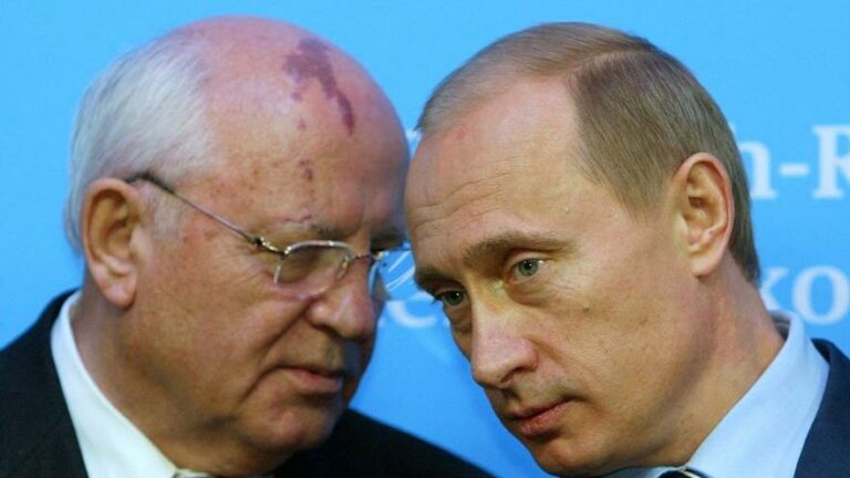 Putin ve Gorbaçov.