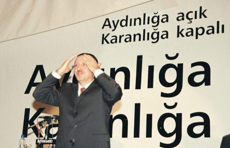 AKP'nin kuruluşu: "Aydınlığa açık, karanlığa kapalı"