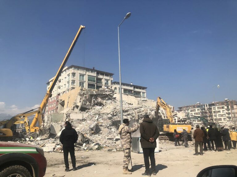 Antakya’da enkazdan