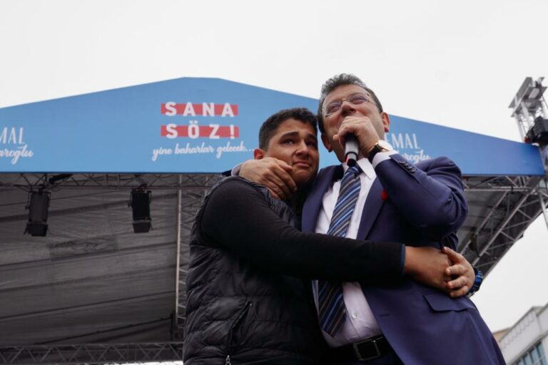 İmamoğlu'na sarılan genç
