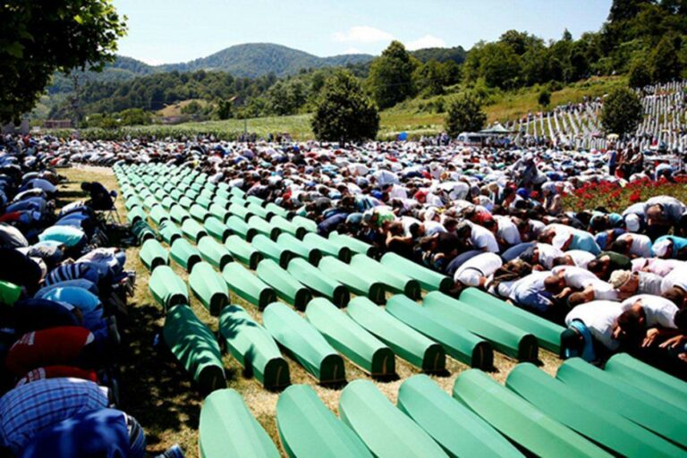 Srebrenitsa katliamının 22. yıldönümü