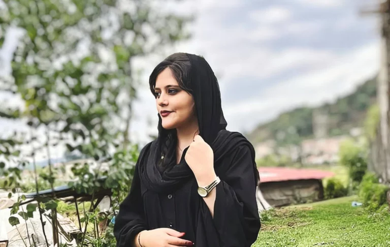Mahsa Amini (22), örtünme kurallarına uymadığı gerekçesiyle ahlak polisi tarafından gözaltına alınmış ve gözaltında öldürülmüştü.
