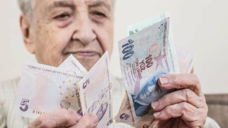 Emeklilerin zam farkı bugün hesaplarında olacak.