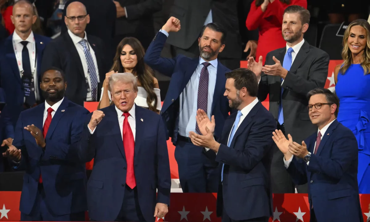 Trump, suikast girişiminin ardından ilk kez halkın karşısına çıktı