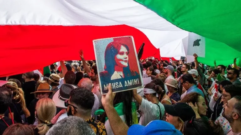 İran WhatsApp'ı Mahsa Amini protestoları ile yasaklamıştı.