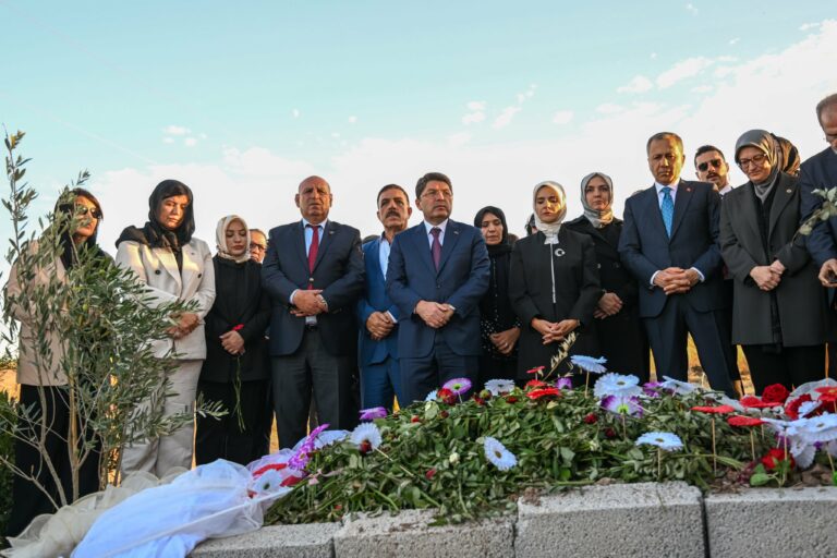 Aile ve Sosyal Hizmetler Bakanı Mahinur Özdemir Göktaş, İçişleri Bakanı Ali Yerlikaya ve Adalet Bakanı Yılmaz Tunç, Narin Güran'ın mezarında