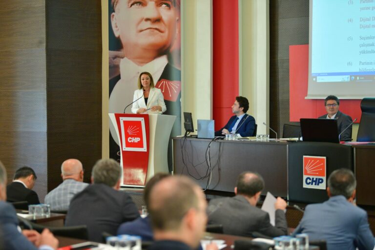Tüzük kurultayı ve CHP: Genel Başkan Yardımcısı Gül Çiftci Binici taslak metnin oybirliğiyle kabul edildiğini duyurdu