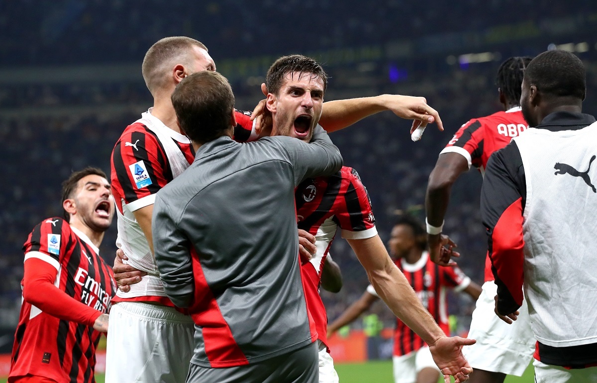 Milanlı futbolcular galibiyeti kutluyor