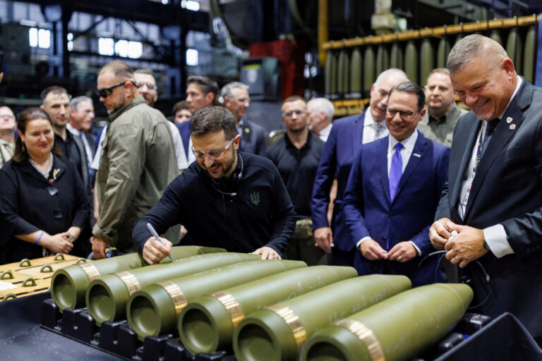 Ukrayna Devlet Başkanı Volodimir Zelenskiy, Pensilvanya'da bir silah fabrikasını ziyaret etti
