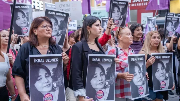 Türkiye’de kadınlar, İkbal Uzuner ve Ayşenur Halil’in saldırgan Semih Çelik tarafından öldürülmesini protesto ediyor.