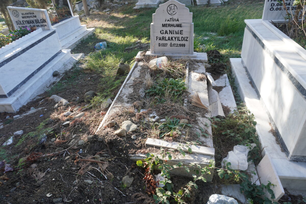 Hatay - Armutlu Mezarlığı'ndaki mermerlerin çalındığı iddia edilen mezarlardan bazıları (Fotoğraf: Abir Naeseh Bilgin)