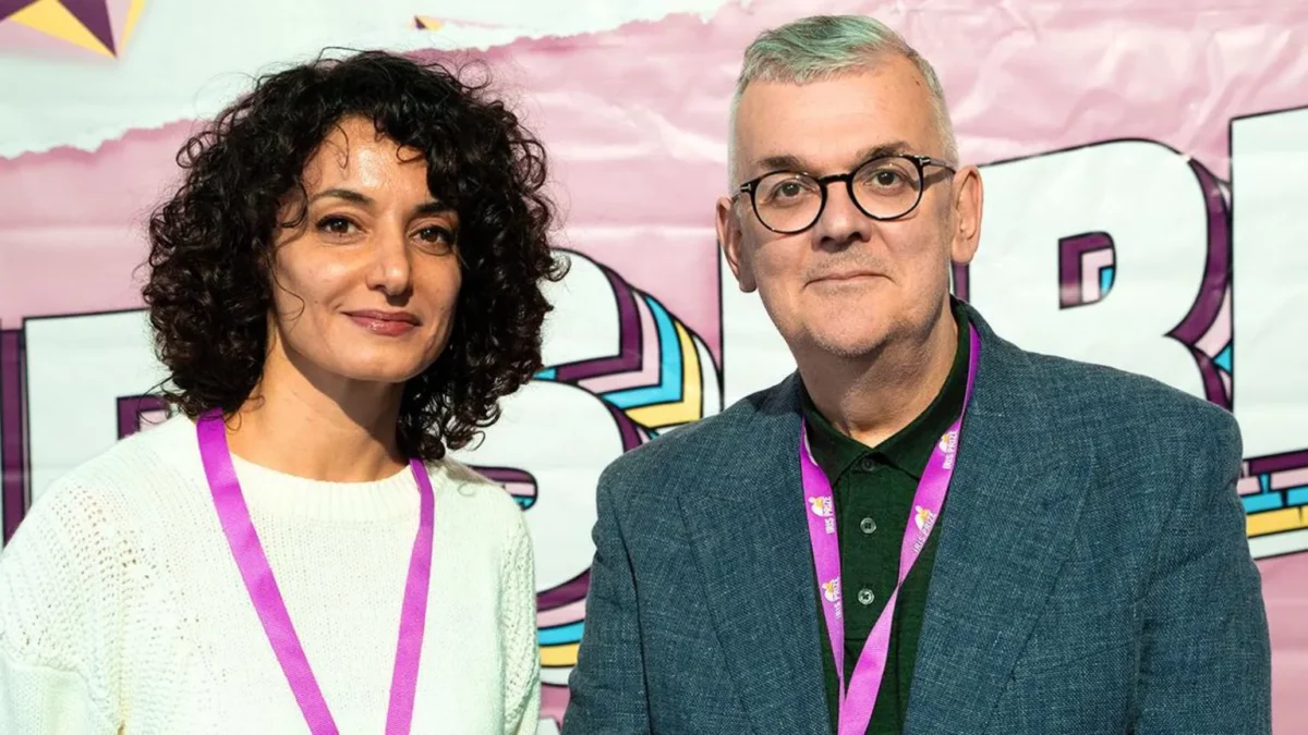 Berlin'de yaşayan ödül sahibi Dima Hamdan, Cardiff'teki etkinlikte Iris Ödülü LGBTİ+ Film Festivali direktörü Berwyn Rowlands ile birlikte.