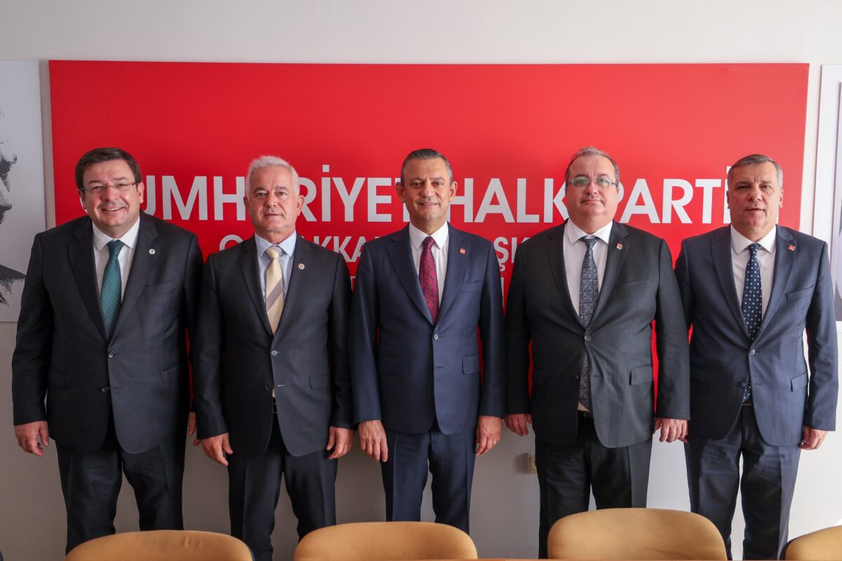 Özgür Özel, Çanakkale CHP İl Başkanlığını ziyaret ederek parti örgütü ile bir araya geldi