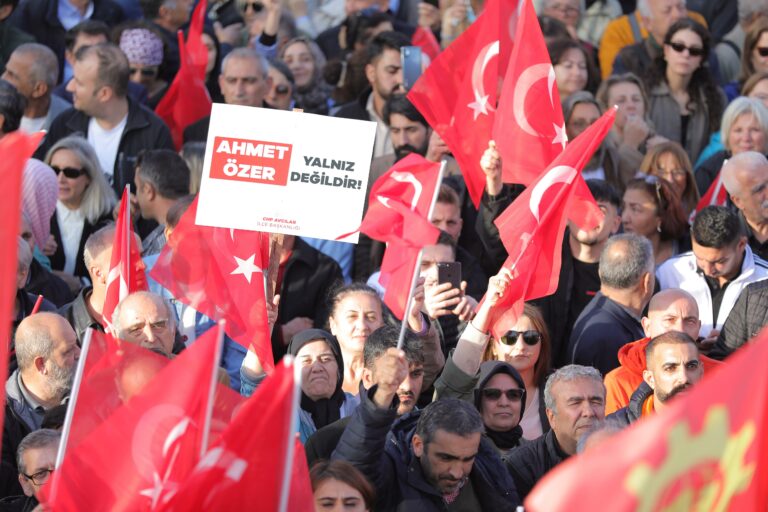CHP'li Esenyurt Belediye Başkanı Ahmet Özer'in tutuklanıp yerine kayyum atanması Esenyurt'ta protesto edildi