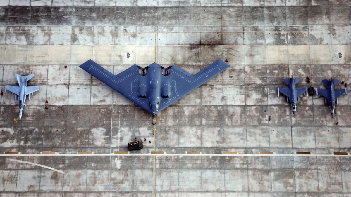 ABD'ye ait B-2 bombardıman uçağı