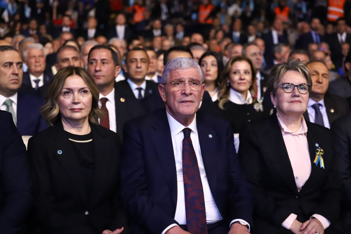 Müsavat Dervişoğlu ve Meral Akşener yan yana oturdu