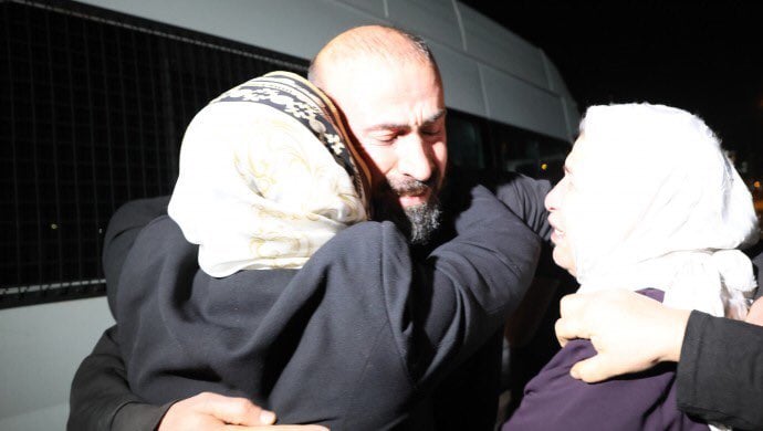 Emine Şenyaşar oğluna sarılarak gözyaşı döktü.