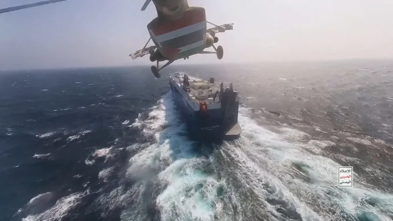 Husilere ait bir helikopter Liberya bayraklı gemiyi taciz ediyor