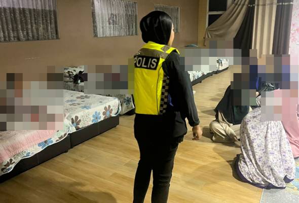 Polis yüzlerce çocuğu kurtardı