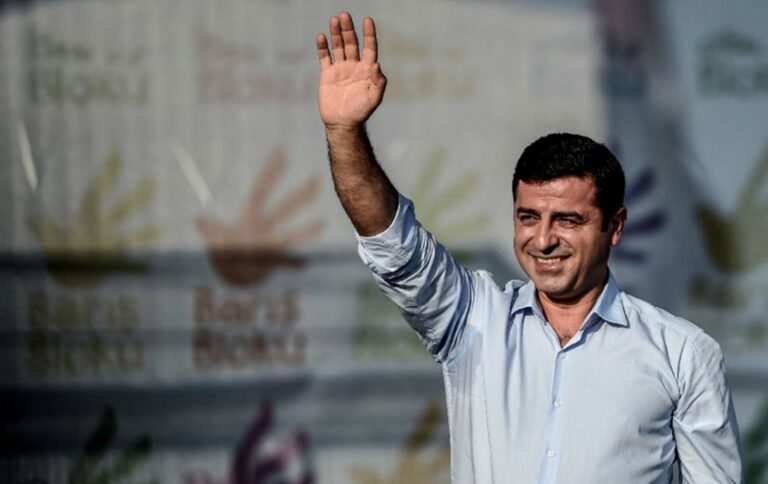 Demirtaş Öcalan inisiyatif alacaksa arkaasında duracaklarını söyledi