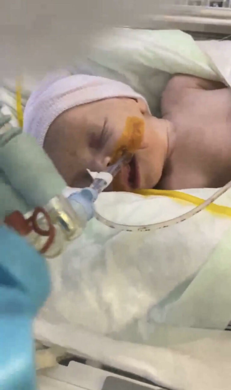 Entübe bebeği başka hastaneye sevk ederken bozuk oksijen tüpü ile ambulansa gönderdiler