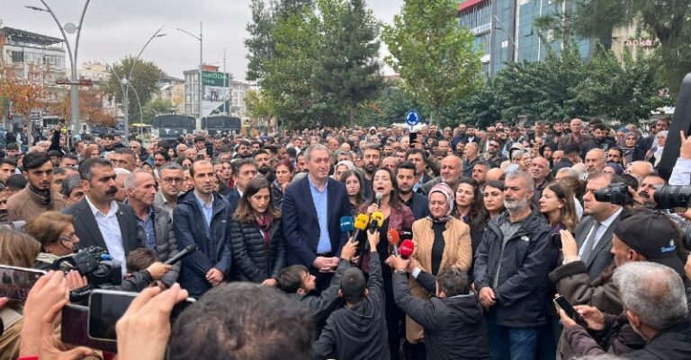 DEM Parti Eş Genel Başkanları, üç belediyeye kayyum atanmasının ardından Batman'a gitti