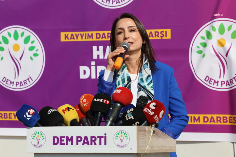 DEM Parti Eş Genel Başkanları kayyum atanan Mardin Büyükşehir Belediyesi önünde konuştu