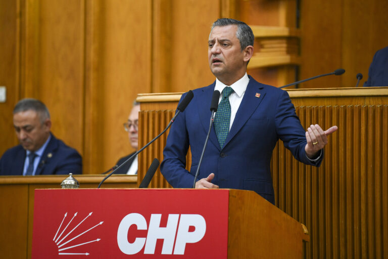 Özgür Özel'den grup toplantısında Erdoğan'a pazar yerine götürme teklifi