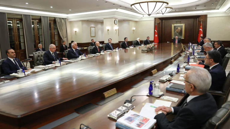 Cumhurbaşkanlığı Kabinesi Çankaya Köşkü içinde bir araya geldi