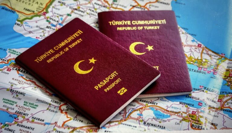 Tarık Çelenk bu yazısında, ülkeden sınırdışı edilen, siyasi görüşleri nedeniyle tutuklanan, öldürülenleri ele aldı