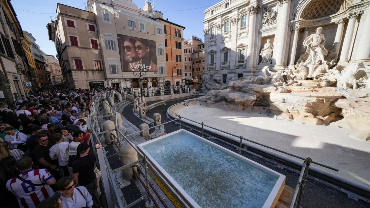 Roma'nın ikonik Trevi Çeşmesi