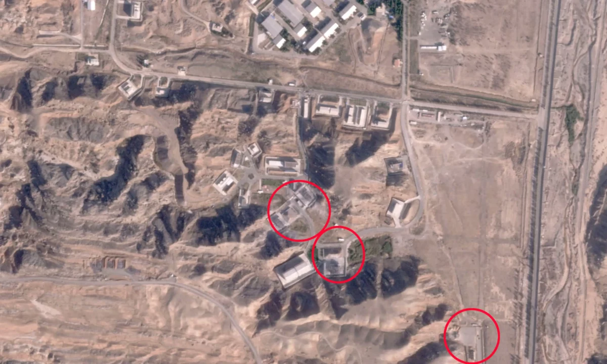 İsrail'in saldırıları sonrası Tahran'daki İran askeri üssünde oluşan hasar.