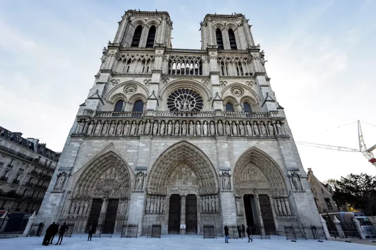 Donald Trump, Notre-Dame Katedrali'nin açılışına katılacak.