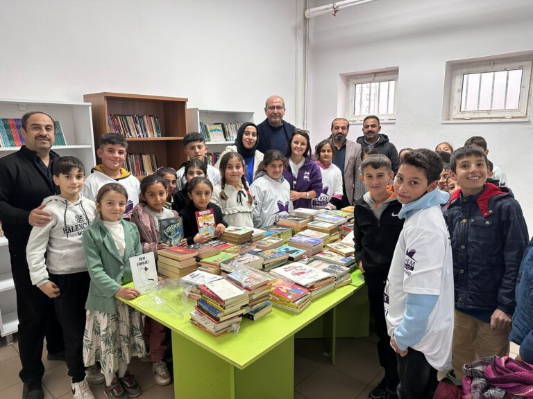 Deprem bölgesindeki 10 şehre 10 bin kitap bağışlandı