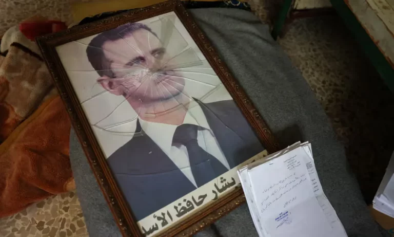 Suriye Devlet Başkanı Beşar Esad'In kırılmış bir portresi Humus sokaklarında.
