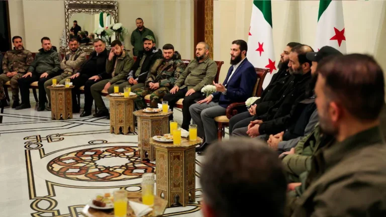 Suriye'de silahlı grupların temsilcileri Golani ile görüştü.