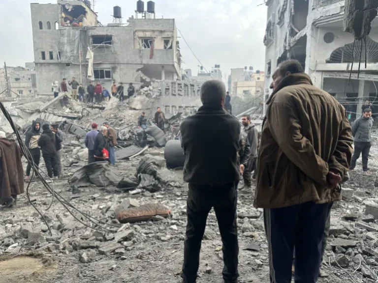 Gazze'de ateşkes açıklanmasına rağmen İsrail saldırıları devam etti.
