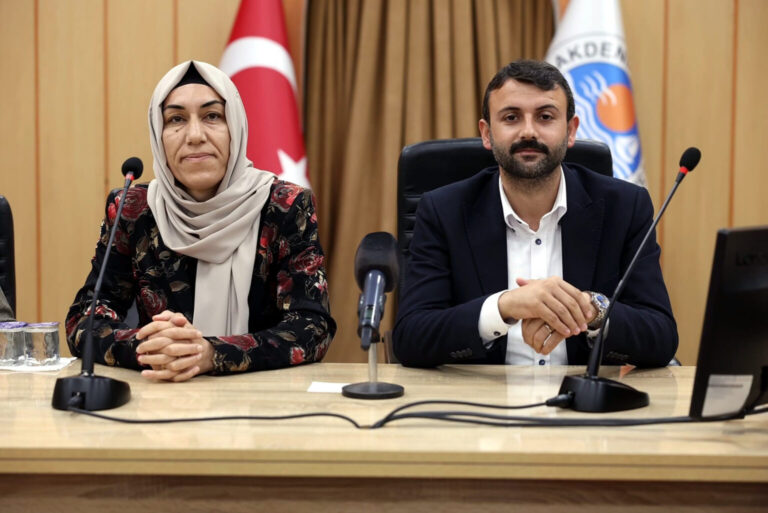 DEM Partili Akdeniz Belediye Eş Başkanları Hoşyar Sarı Yıldız ve Nuriye Arslan.