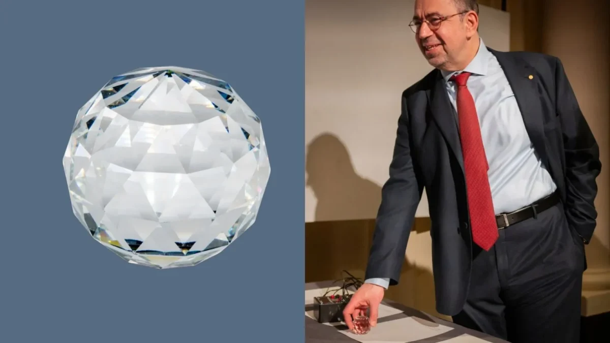 Daron Acemoğlu, annesinden kalan kağıt tutucuyu Nobel Müzesi'ne bağışladı.