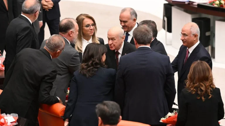 bahçeli dem el sıkışma
