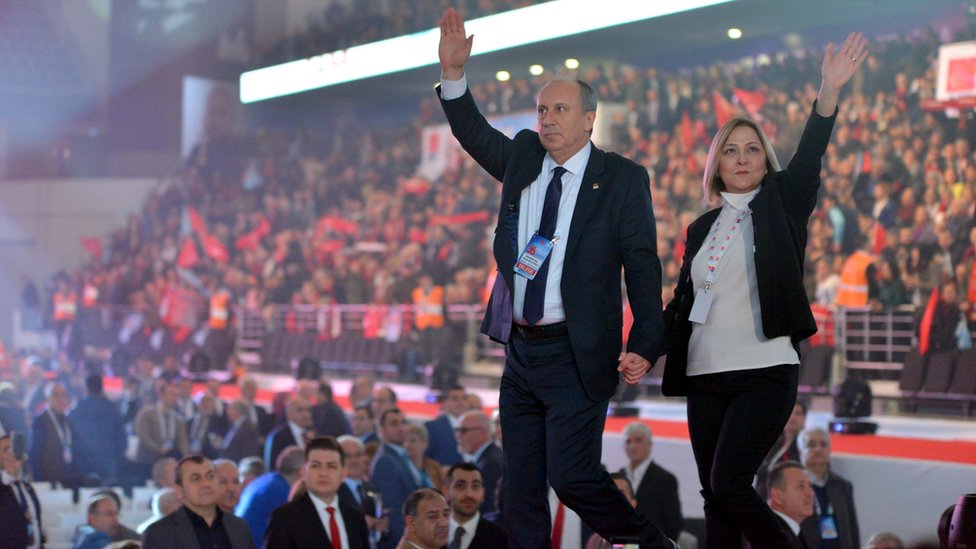 Muharrem İnce ve eşi Ülkü. İnce, "Kaçak Saray'daki tarih cahiline haddini bildirmek için adayım" diyerek 2018'de Kılıçdaroğlu'na rakip olmuştu.
