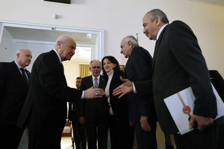 Bahçeli, DEM Parti heyetini kapıda karşıladı.