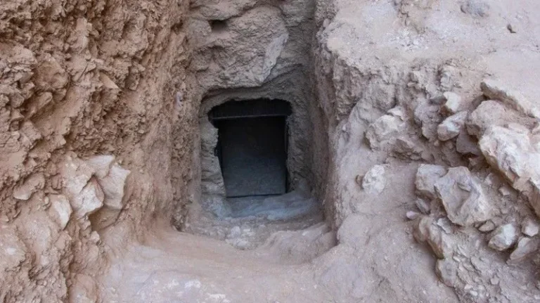 Kral II. Thutmose'un mezarının girişi. firavun