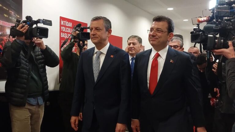 Özgür Özel ve Ekrem İmamoğlu, ön seçim toplantısının yapıldığı salona yürüyor