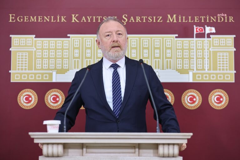 DEM Parti Grup Başkanvekili Sezai Temelli, TBMM'de gazetecilerin sorularını yanıtladı.
