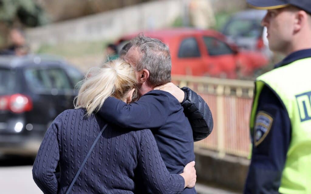 Kocani gece kulübü yangınında ölenlerin yakınları ve arkadaşları.