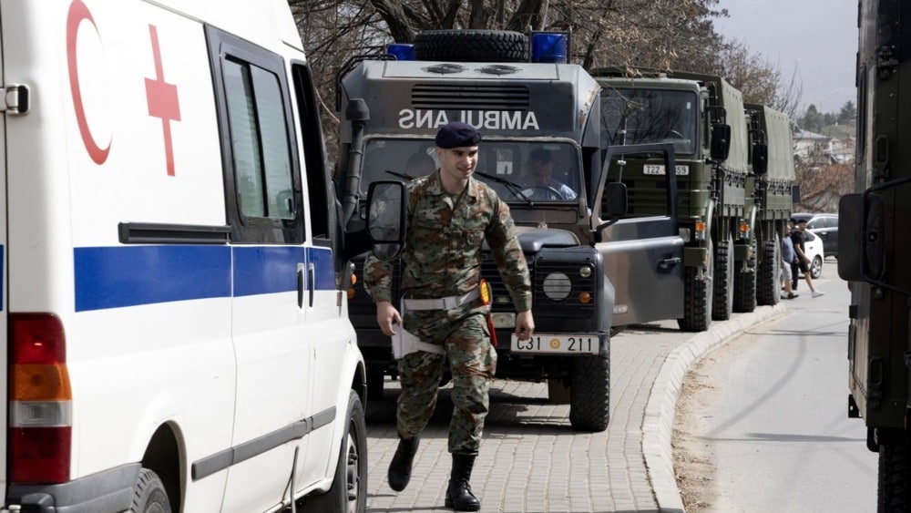 Gece kulübü yangınının ardından bölgede dolaşan bir asker.